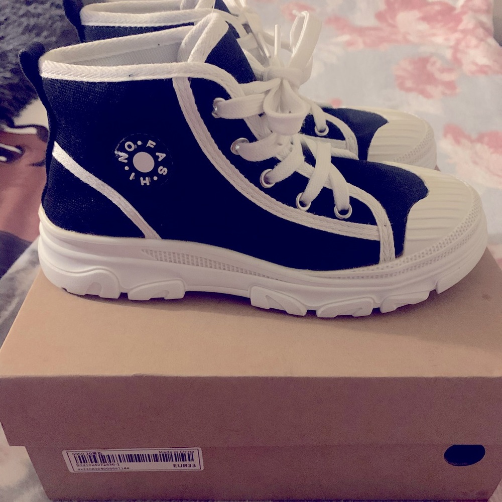 Black and white high top sneakers sizes US 2(EUR33)